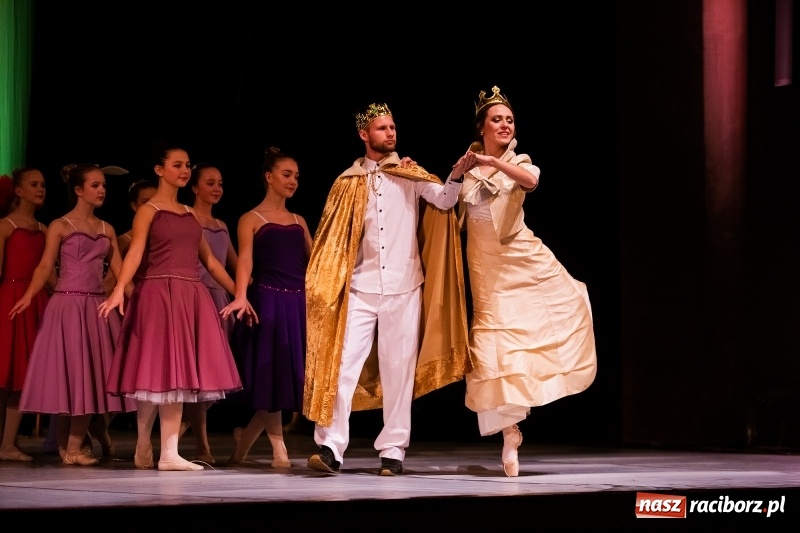 Zdjęcie w galerii na portalu naszraciborz.pl: Po drugiej stronie lustra. Powarsztatowy spektakl finałowy w RCK wiadomości z regionu