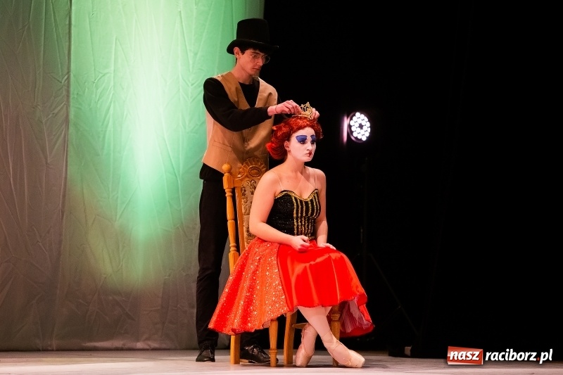 Zdjęcie w galerii na portalu naszraciborz.pl: Po drugiej stronie lustra. Powarsztatowy spektakl finałowy w RCK wiadomości z regionu