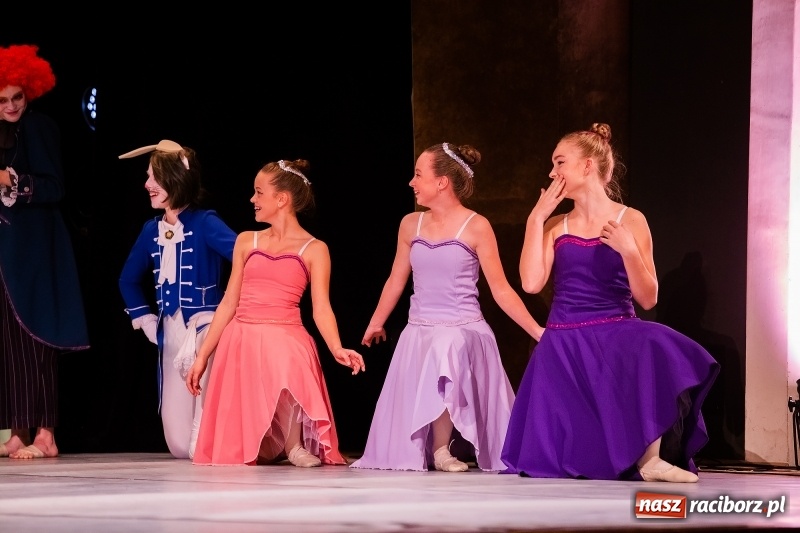Zdjęcie w galerii na portalu naszraciborz.pl: Po drugiej stronie lustra. Powarsztatowy spektakl finałowy w RCK wiadomości z regionu