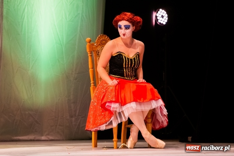 Zdjęcie w galerii na portalu naszraciborz.pl: Po drugiej stronie lustra. Powarsztatowy spektakl finałowy w RCK wiadomości z regionu