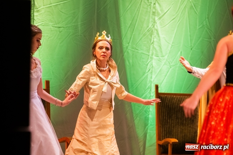 Zdjęcie w galerii na portalu naszraciborz.pl: Po drugiej stronie lustra. Powarsztatowy spektakl finałowy w RCK wiadomości z regionu