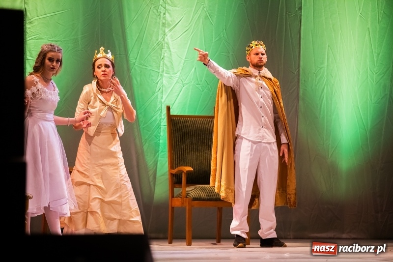Zdjęcie w galerii na portalu naszraciborz.pl: Po drugiej stronie lustra. Powarsztatowy spektakl finałowy w RCK wiadomości z regionu