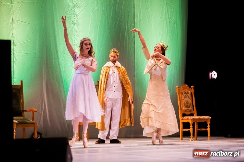 Zdjęcie w galerii na portalu naszraciborz.pl: Po drugiej stronie lustra. Powarsztatowy spektakl finałowy w RCK wiadomości z regionu