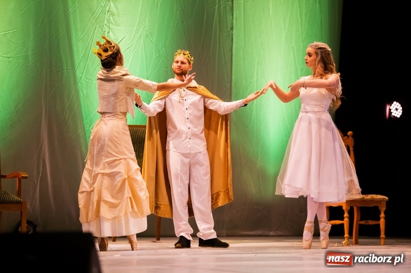 Zdjęcie w galerii na portalu naszraciborz.pl: Po drugiej stronie lustra. Powarsztatowy spektakl finałowy w RCK wiadomości z regionu