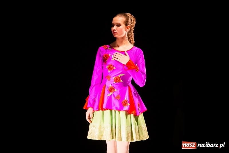 Zdjęcie w galerii na portalu naszraciborz.pl: Po drugiej stronie lustra. Powarsztatowy spektakl finałowy w RCK wiadomości z regionu