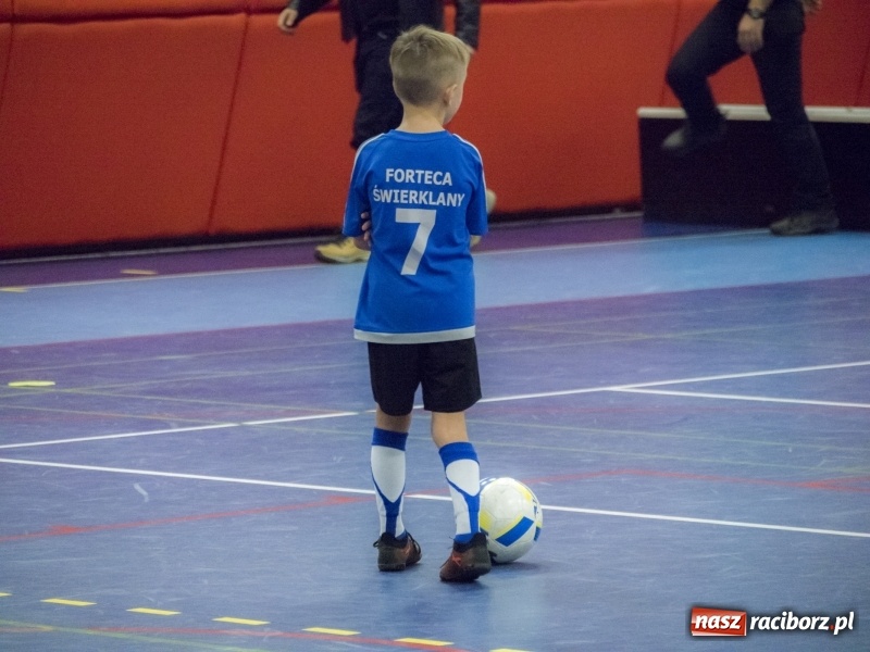 Zdjęcie w galerii na portalu naszraciborz.pl: Mikołaj z Diabłem wręczali nagrody, czyli turniej piłkarski w Bohuminie wiadomości z regionu