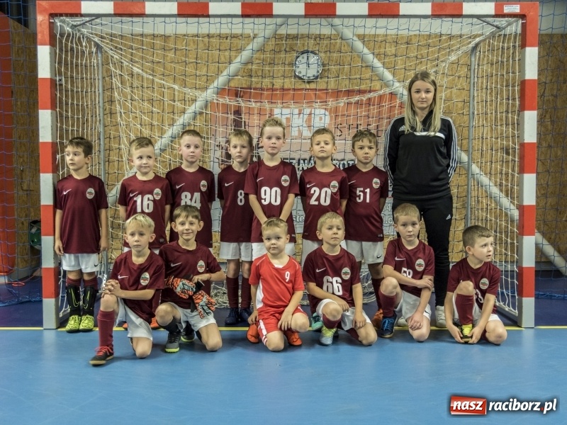 Zdjęcie w galerii na portalu naszraciborz.pl: Mikołaj z Diabłem wręczali nagrody, czyli turniej piłkarski w Bohuminie wiadomości z regionu