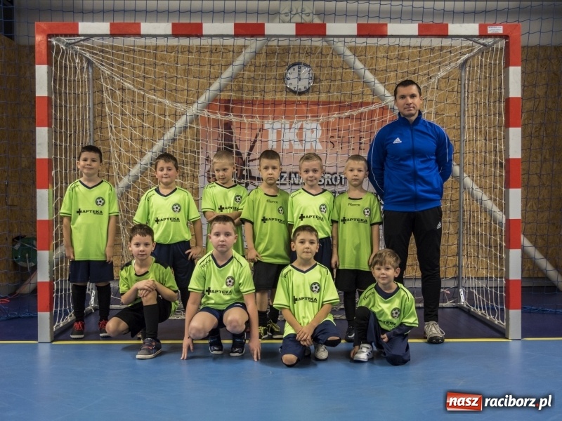 Zdjęcie w galerii na portalu naszraciborz.pl: Mikołaj z Diabłem wręczali nagrody, czyli turniej piłkarski w Bohuminie wiadomości z regionu