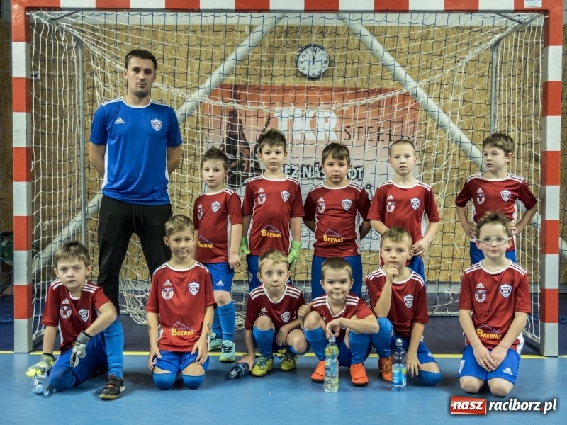 Zdjęcie w galerii na portalu naszraciborz.pl: Mikołaj z Diabłem wręczali nagrody, czyli turniej piłkarski w Bohuminie wiadomości z regionu