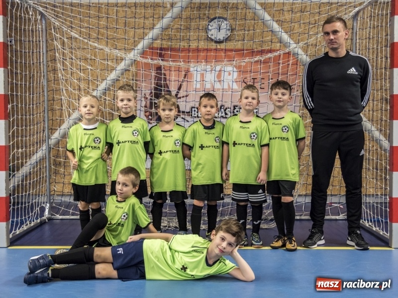 Zdjęcie w galerii na portalu naszraciborz.pl: Mikołaj z Diabłem wręczali nagrody, czyli turniej piłkarski w Bohuminie wiadomości z regionu