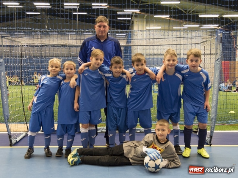 Zdjęcie w galerii na portalu naszraciborz.pl: Mikołaj z Diabłem wręczali nagrody, czyli turniej piłkarski w Bohuminie wiadomości z regionu