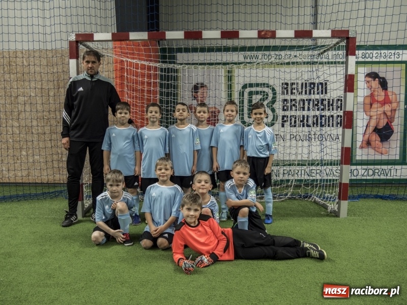 Zdjęcie w galerii na portalu naszraciborz.pl: Mikołaj z Diabłem wręczali nagrody, czyli turniej piłkarski w Bohuminie wiadomości z regionu