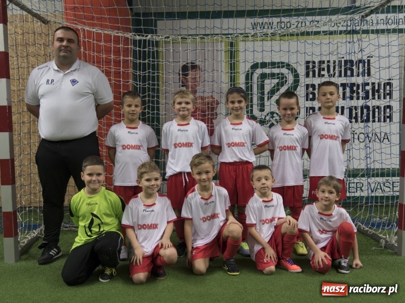 Zdjęcie w galerii na portalu naszraciborz.pl: Mikołaj z Diabłem wręczali nagrody, czyli turniej piłkarski w Bohuminie wiadomości z regionu