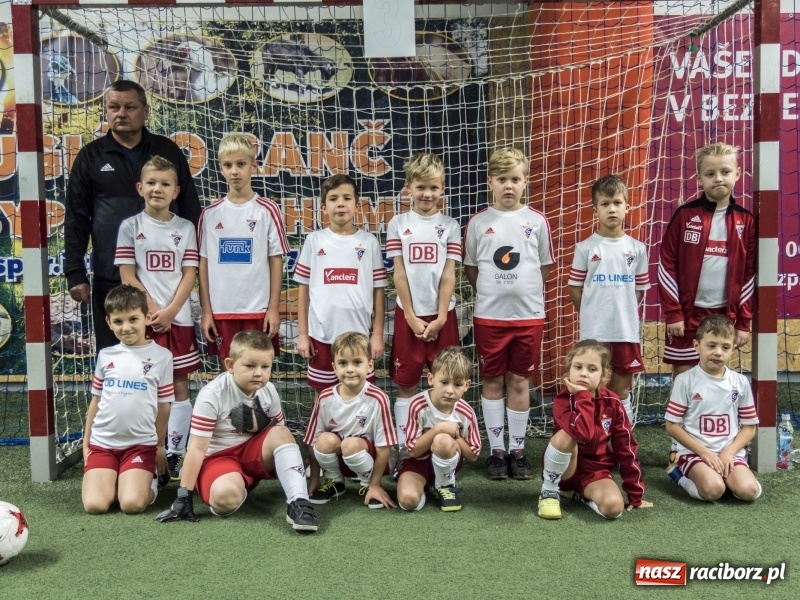 Zdjęcie w galerii na portalu naszraciborz.pl: Mikołaj z Diabłem wręczali nagrody, czyli turniej piłkarski w Bohuminie wiadomości z regionu