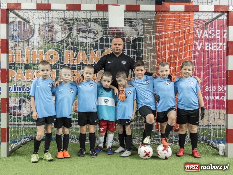 Zdjęcie w galerii na portalu naszraciborz.pl: Mikołaj z Diabłem wręczali nagrody, czyli turniej piłkarski w Bohuminie wiadomości z regionu