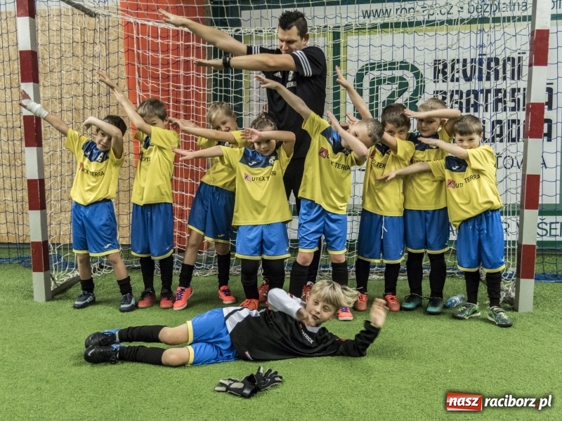 Zdjęcie w galerii na portalu naszraciborz.pl: Mikołaj z Diabłem wręczali nagrody, czyli turniej piłkarski w Bohuminie wiadomości z regionu