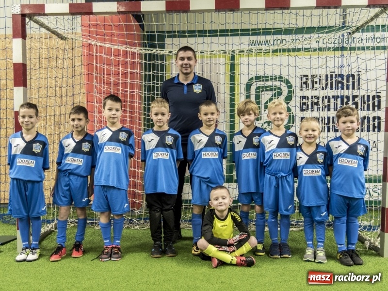 Zdjęcie w galerii na portalu naszraciborz.pl: Mikołaj z Diabłem wręczali nagrody, czyli turniej piłkarski w Bohuminie wiadomości z regionu