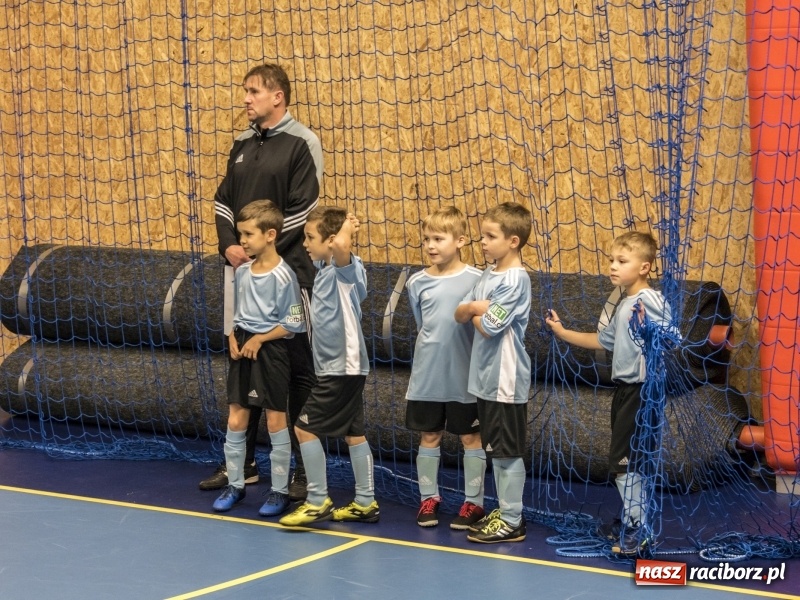 Zdjęcie w galerii na portalu naszraciborz.pl: Mikołaj z Diabłem wręczali nagrody, czyli turniej piłkarski w Bohuminie wiadomości z regionu