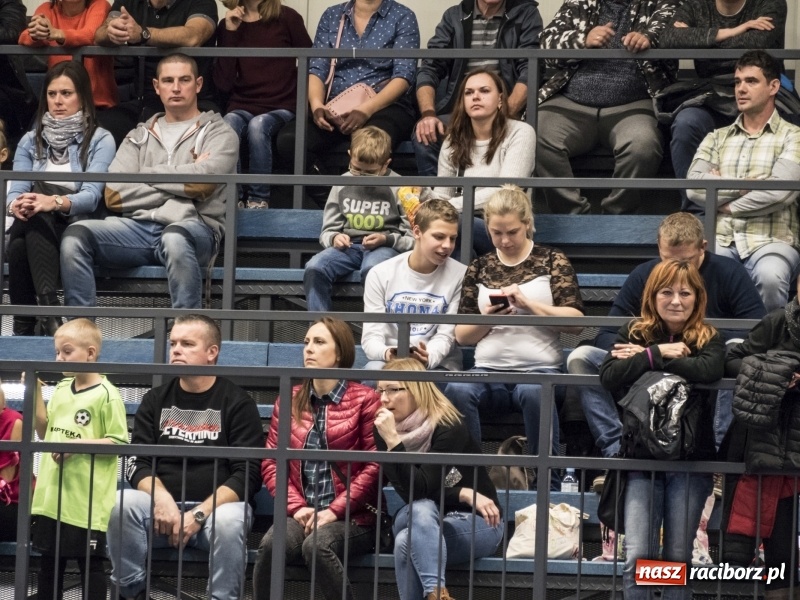 Zdjęcie w galerii na portalu naszraciborz.pl: Mikołaj z Diabłem wręczali nagrody, czyli turniej piłkarski w Bohuminie wiadomości z regionu