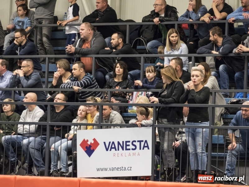 Zdjęcie w galerii na portalu naszraciborz.pl: Mikołaj z Diabłem wręczali nagrody, czyli turniej piłkarski w Bohuminie wiadomości z regionu