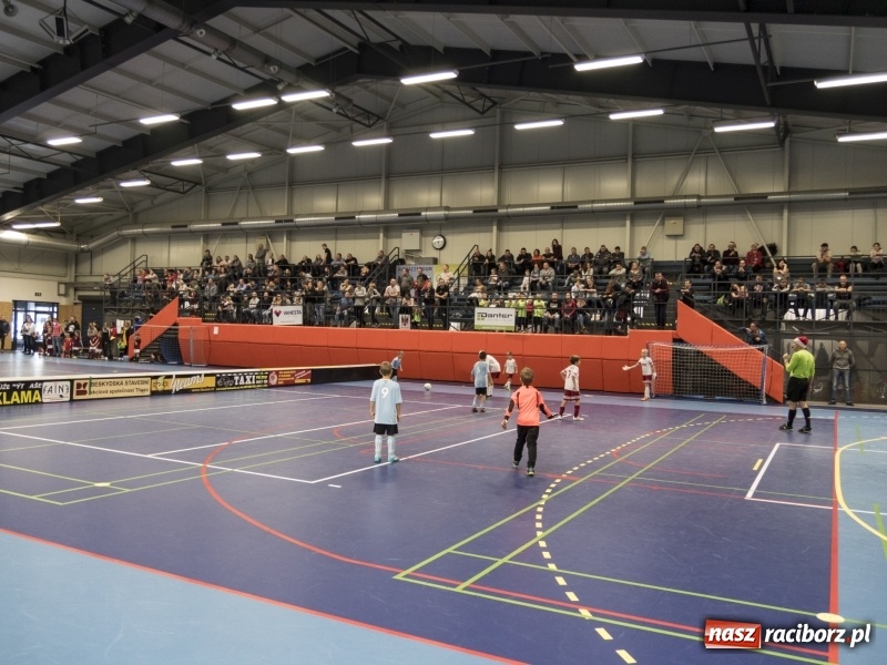 Zdjęcie w galerii na portalu naszraciborz.pl: Mikołaj z Diabłem wręczali nagrody, czyli turniej piłkarski w Bohuminie wiadomości z regionu