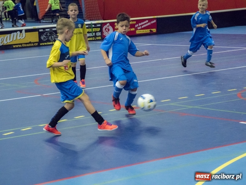 Zdjęcie w galerii na portalu naszraciborz.pl: Mikołaj z Diabłem wręczali nagrody, czyli turniej piłkarski w Bohuminie wiadomości z regionu