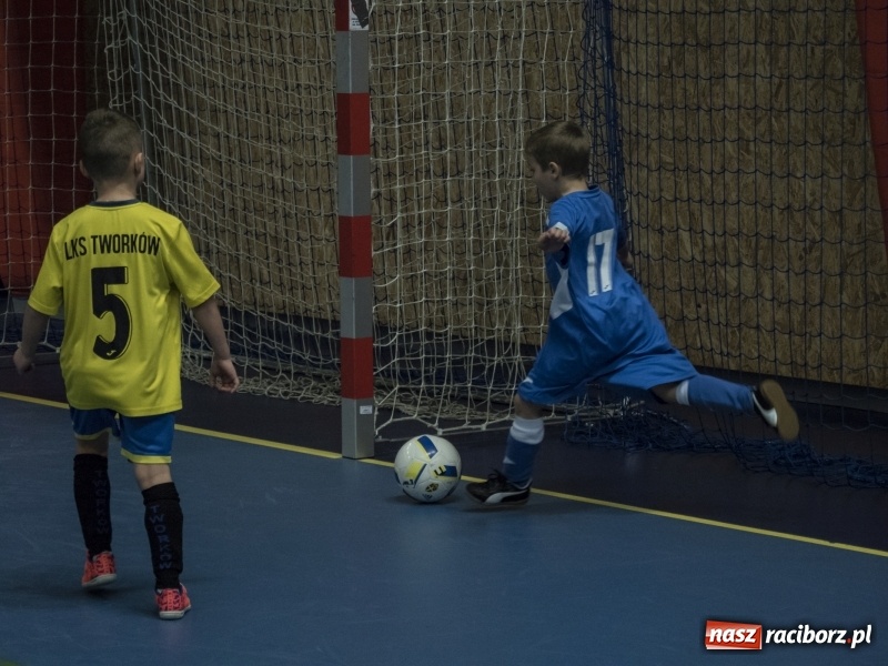 Zdjęcie w galerii na portalu naszraciborz.pl: Mikołaj z Diabłem wręczali nagrody, czyli turniej piłkarski w Bohuminie wiadomości z regionu