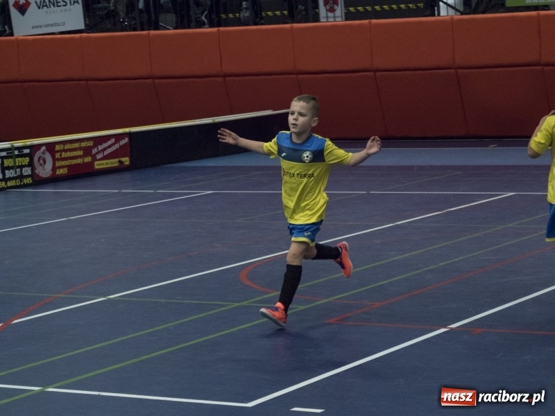 Zdjęcie w galerii na portalu naszraciborz.pl: Mikołaj z Diabłem wręczali nagrody, czyli turniej piłkarski w Bohuminie wiadomości z regionu