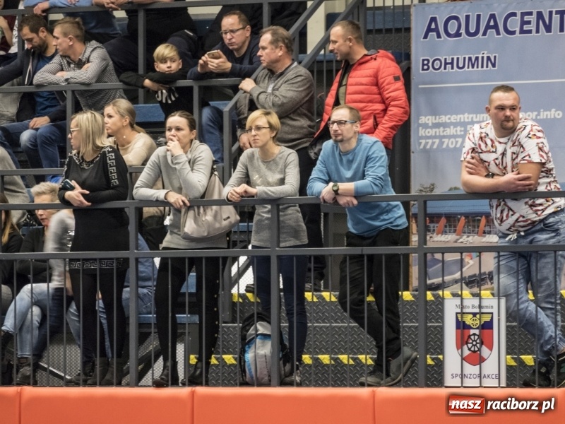 Zdjęcie w galerii na portalu naszraciborz.pl: Mikołaj z Diabłem wręczali nagrody, czyli turniej piłkarski w Bohuminie wiadomości z regionu