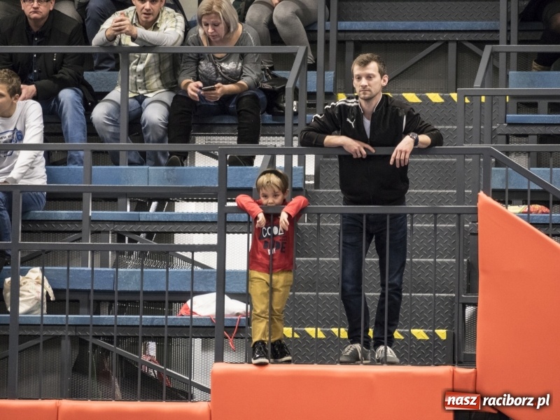 Zdjęcie w galerii na portalu naszraciborz.pl: Mikołaj z Diabłem wręczali nagrody, czyli turniej piłkarski w Bohuminie wiadomości z regionu