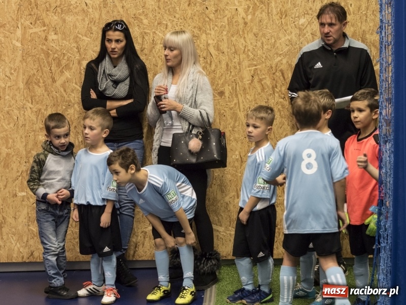 Zdjęcie w galerii na portalu naszraciborz.pl: Mikołaj z Diabłem wręczali nagrody, czyli turniej piłkarski w Bohuminie wiadomości z regionu