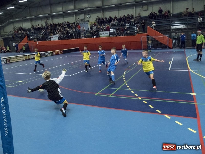 Zdjęcie w galerii na portalu naszraciborz.pl: Mikołaj z Diabłem wręczali nagrody, czyli turniej piłkarski w Bohuminie wiadomości z regionu