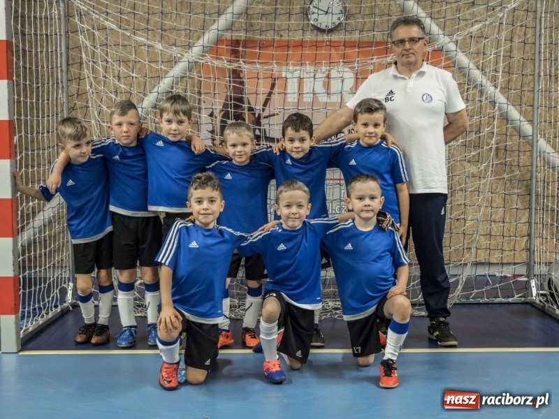 Zdjęcie w galerii na portalu naszraciborz.pl: Mikołaj z Diabłem wręczali nagrody, czyli turniej piłkarski w Bohuminie wiadomości z regionu