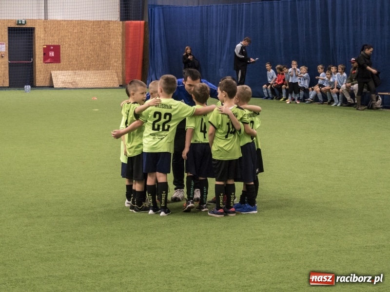 Zdjęcie w galerii na portalu naszraciborz.pl: Mikołaj z Diabłem wręczali nagrody, czyli turniej piłkarski w Bohuminie wiadomości z regionu