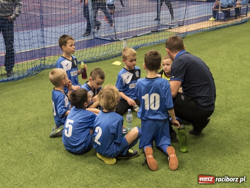 Zdjęcie w galerii na portalu naszraciborz.pl: Mikołaj z Diabłem wręczali nagrody, czyli turniej piłkarski w Bohuminie wiadomości z regionu