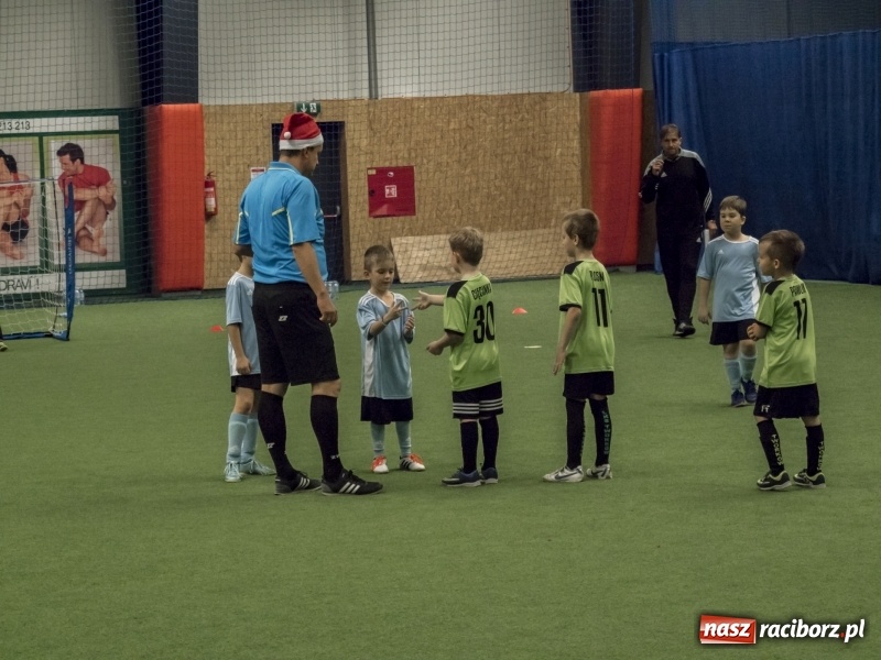 Zdjęcie w galerii na portalu naszraciborz.pl: Mikołaj z Diabłem wręczali nagrody, czyli turniej piłkarski w Bohuminie wiadomości z regionu