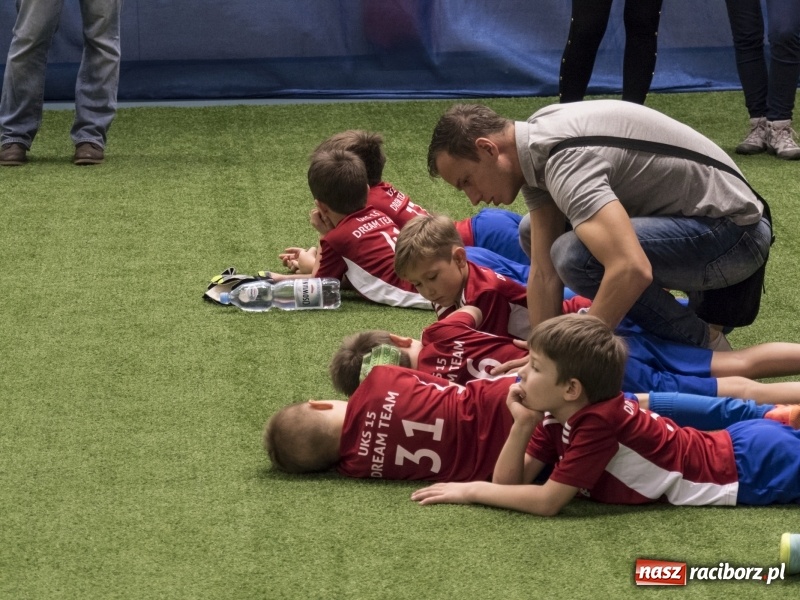 Zdjęcie w galerii na portalu naszraciborz.pl: Mikołaj z Diabłem wręczali nagrody, czyli turniej piłkarski w Bohuminie wiadomości z regionu