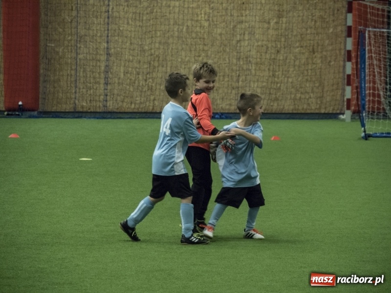 Zdjęcie w galerii na portalu naszraciborz.pl: Mikołaj z Diabłem wręczali nagrody, czyli turniej piłkarski w Bohuminie wiadomości z regionu