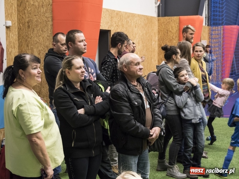 Zdjęcie w galerii na portalu naszraciborz.pl: Mikołaj z Diabłem wręczali nagrody, czyli turniej piłkarski w Bohuminie wiadomości z regionu