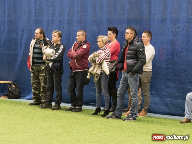 Zdjęcie w galerii na portalu naszraciborz.pl: Mikołaj z Diabłem wręczali nagrody, czyli turniej piłkarski w Bohuminie wiadomości z regionu