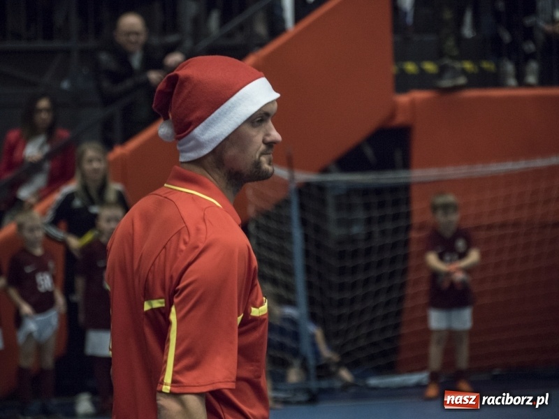 Zdjęcie w galerii na portalu naszraciborz.pl: Mikołaj z Diabłem wręczali nagrody, czyli turniej piłkarski w Bohuminie wiadomości z regionu