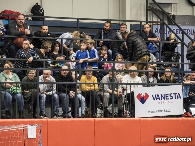 Zdjęcie w galerii na portalu naszraciborz.pl: Mikołaj z Diabłem wręczali nagrody, czyli turniej piłkarski w Bohuminie wiadomości z regionu