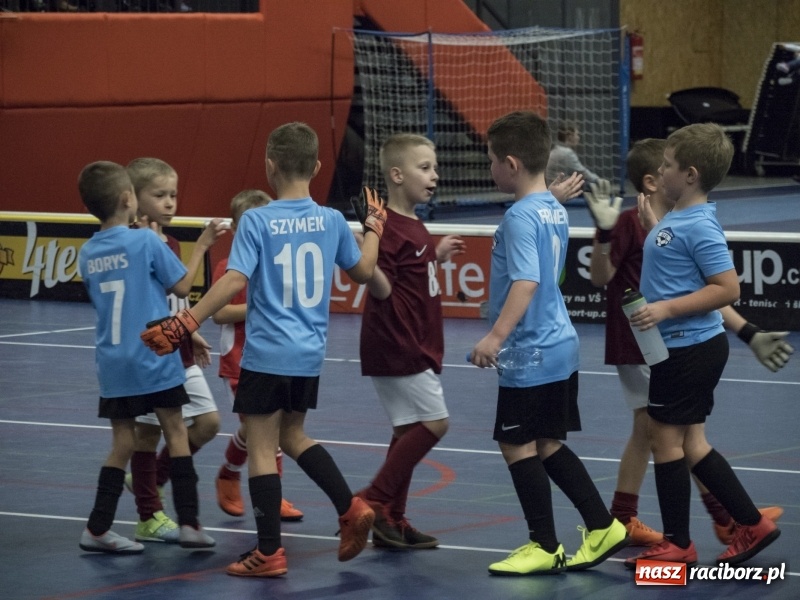 Zdjęcie w galerii na portalu naszraciborz.pl: Mikołaj z Diabłem wręczali nagrody, czyli turniej piłkarski w Bohuminie wiadomości z regionu