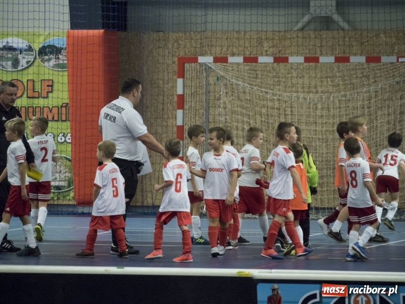 Zdjęcie w galerii na portalu naszraciborz.pl: Mikołaj z Diabłem wręczali nagrody, czyli turniej piłkarski w Bohuminie wiadomości z regionu