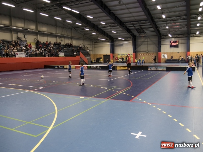 Zdjęcie w galerii na portalu naszraciborz.pl: Mikołaj z Diabłem wręczali nagrody, czyli turniej piłkarski w Bohuminie wiadomości z regionu