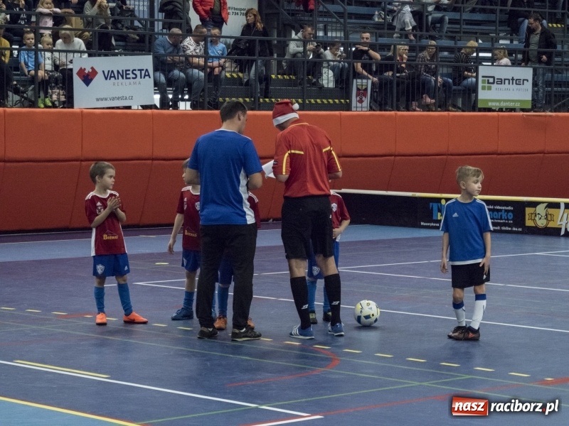 Zdjęcie w galerii na portalu naszraciborz.pl: Mikołaj z Diabłem wręczali nagrody, czyli turniej piłkarski w Bohuminie wiadomości z regionu