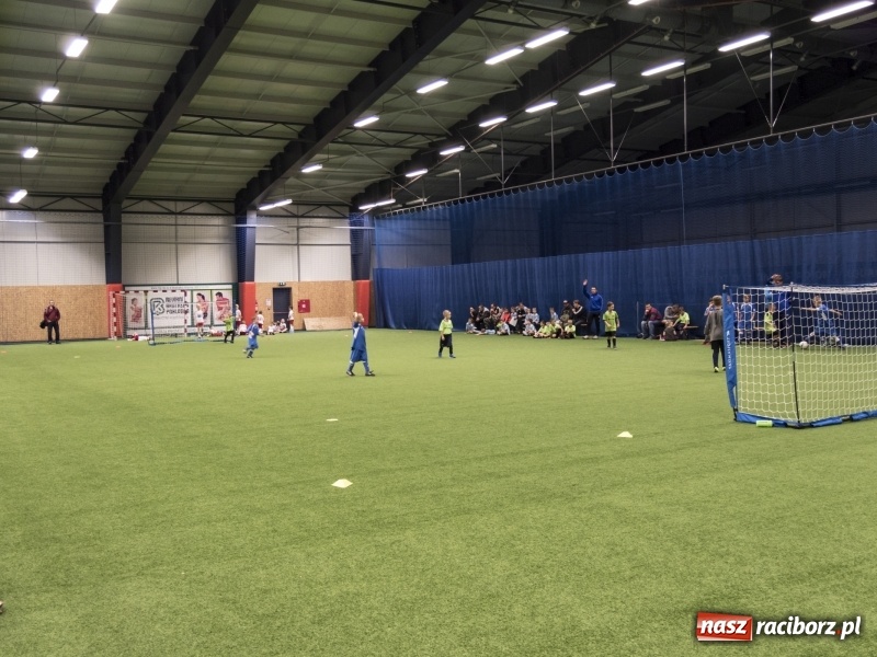 Zdjęcie w galerii na portalu naszraciborz.pl: Mikołaj z Diabłem wręczali nagrody, czyli turniej piłkarski w Bohuminie wiadomości z regionu