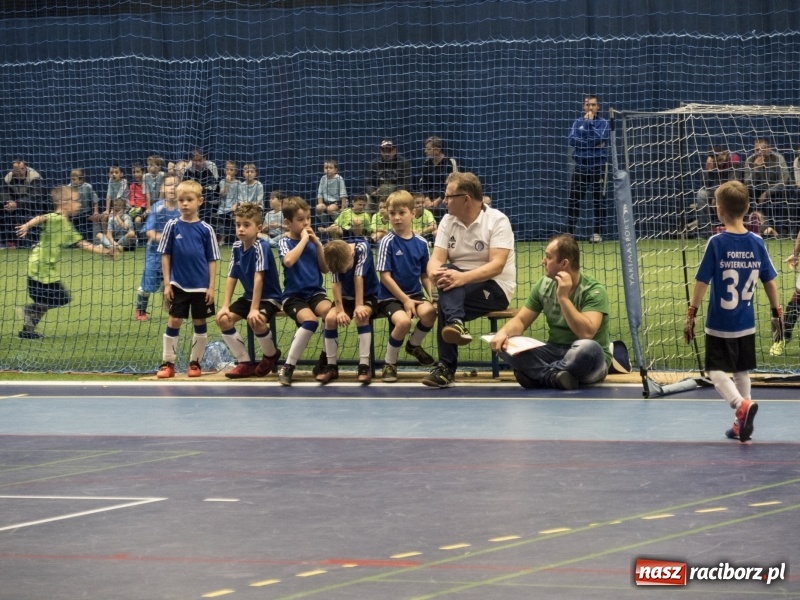 Zdjęcie w galerii na portalu naszraciborz.pl: Mikołaj z Diabłem wręczali nagrody, czyli turniej piłkarski w Bohuminie wiadomości z regionu