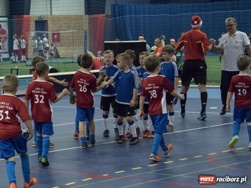 Zdjęcie w galerii na portalu naszraciborz.pl: Mikołaj z Diabłem wręczali nagrody, czyli turniej piłkarski w Bohuminie wiadomości z regionu