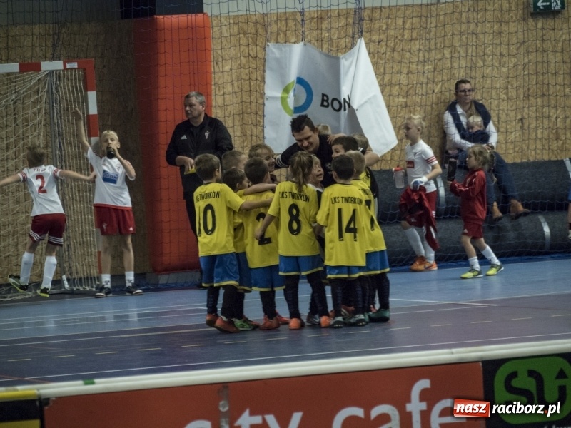 Zdjęcie w galerii na portalu naszraciborz.pl: Mikołaj z Diabłem wręczali nagrody, czyli turniej piłkarski w Bohuminie wiadomości z regionu